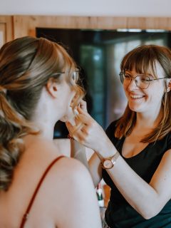 Real Bride • Mai 2025 ✨🤍

Anfang Mai durfte ich diese wundervolle Braut an ihrem großen Tag begleiten.
Der Morgen war ruhig, herzlich und voller Vorfreude – genauso wie man sich ein Getting Ready wünscht.

Was mich besonders berührt hat:
Sie hatte ein kleines Dankeschön für mich vorbereitet. Mit einer liebevollen Nachricht, die mir ehrlich gesagt fast die Tränen in die Augen getrieben hat.
Ich habe es am Hochzeitstag leider stehen lassen – aber sie hat es mir persönlich nochmal vorbei gebracht. 🥹

Solche Gesten machen diesen Job für mich so besonders.
Denn hinter Make-up und Frisur stecken mehr als Produkte und Handgriffe – es geht um Vertrauen, Emotionen und echte Begegnungen.
Und genau dafür bin ich jeden Tag dankbar. 💛

#bridalgettingready #brautstyling #gettingreadymoment #bridetobe2025 #emotionalwedding #hochzeitsmorgen #stylingmitherz #brautstylistin #dankbarkeit #bridalmagic #weddingmorningvibes #lovemyjob #makeupartistgermany #beautybybirte