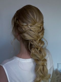 ✨ Jede Braut ist einzigartig – genauso wie ihre Frisur.

Diese Mermaid Braid ist ein echtes Statement – verspielt, romantisch und mit ganz viel Liebe zum Detail geflochten.
Ich liebe es, individuelle Looks zu kreieren, die zur Persönlichkeit der Braut passen – ob elegant, wild oder wie hier: märchenhaft.

Denn Standard gibt’s bei mir nicht. Nur echtes Handwerk – und kreative Ideen, die dich strahlen lassen. ✨💛

#mermaidbraid #brautfrisur #bridalhairinspo #bohoweddingvibes #bridalstyling #braut2025 #weddinghairstyle #brautstylistin #flechtfrisur #bridallook #beautybybirte