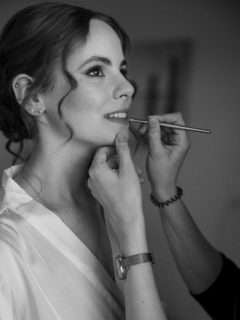 Deine Ruhe, dein Styling, dein Moment

Getting Ready bedeutet so viel mehr als „gestylt werden“.
Es ist dieser ganz besondere Moment am Morgen der Hochzeit – noch bevor der erste Blick in den Spiegel, noch bevor das Kleid sitzt, bevor es wirklich losgeht.

Für viele meiner Bräute ist das Getting Ready der erste Moment, in dem sie spüren:
Heute ist mein Tag.

Und genau hier komme ich ins Spiel – nicht nur mit Pinseln, Lockenstab und Setting Spray, sondern mit dem Gefühl für den Raum, für dich, für das, was du gerade brauchst.
Manchmal ist es Ruhe. Manchmal ist es ein Witz, der die Anspannung löst. Und immer ist es echte Hingabe für deinen Look, deine Ausstrahlung, deinen Moment.

Ich sehe mich nicht nur als Dienstleisterin, sondern als Teil deines Morgens. Eine, die weiß, was sie tut – und der du dich anvertrauen kannst.
Denn ein professionelles Brautstyling ist viel mehr als Technik:
Es ist Einfühlungsvermögen, Erfahrung und ganz viel Liebe zum Detail. ✨

Danke an meine wundervolle Braut für diese besonderen Getting Ready Momente 💛

#gettingready #bridalstylist #brautstyling #weddingmorning #bridetobe #braut2025 #brautlook #hochzeitsstyling #makeupartist #bridalmakeup #bridalhair #stylistinmitgefühl #hochzeitsmorgen #glücklichestylings #beautybybirte