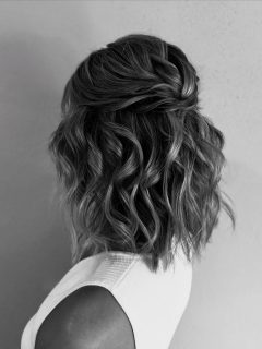 Dieser Styling-Morgen im Juni war einfach besonders. 🤍
Für meine Braut durfte ich diesen lockeren, modernen Half-Up-Style kreieren – perfekt für sommerliche Hochzeiten und für Bräute, die einen Mix aus Eleganz und Leichtigkeit lieben.

Warum dieser Look so beliebt ist:
– Er kombiniert das Beste aus offen und hochgesteckt
– Gibt Volumen und Form am Oberkopf, während die Längen locker fallen
– Passt zu fast jedem Brautkleid-Stil – vom Boho-Kleid bis zur eleganten A-Linie
– Hält den ganzen Tag und kann später leicht mit Haarschmuck oder Schleier ergänzt werden

Fun Fact: Ich durfte an diesem Morgen auch beide Trauzeuginnen stylen – und als eine von ihnen mich direkt für ihre eigene Hochzeit im nächsten Jahr gebucht hat, war das für mich eines der schönsten Komplimente überhaupt.

Genau diese Begegnungen, das Vertrauen und die besonderen Momente sind der Grund, warum ich meinen Job so liebe.

#bridalhair #halfuphalfdown #brautfrisur #brautstyling #braut2025 #braut2026 #hochzeitsfrisur #brautlook #bridalinspiration #weddinghairstyle #bohobride #weddingmorning #gettingready #bridalstylist #hairstylistgermany #weddinghairideas #modernbride #hochzeitsmorgen #bridalhairgoals #beautybybirte
