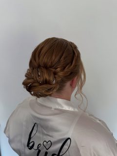 Manche Bräute bringen einfach dieses besondere Funkeln mit – und bei dieser Juli-Braut durfte ich sogar noch eins hinzufügen ✨💫.
Vom ersten Gespräch bis zum finalen Haarspray war es ein Morgen voller Vorfreude, Ruhe und diesem ganz besonderen Zauber, den nur ein Hochzeitstag hat.
Das Glitzer in ihrem Haar war nicht nur ein optisches Highlight – es hat perfekt zu ihrer Ausstrahlung gepasst und den Look noch einzigartiger gemacht.
Solche Momente erinnern mich immer wieder daran, warum ich meinen Beruf so liebe: Jede Braut ist anders, jede Geschichte ist besonders, und ich darf diesen einen, unvergesslichen Moment mitgestalten. 🤍 

#bridalhair #bridalstylist #brautfrisur #hochzeitsfrisur #brautstyling #weddinghairstyle #weddinghair #lowbun #braidedbun #glitzerimhaar #bridalglow #gettingready #weddingmorning #bridalstylingdeutschland #braut2025 #braut2026 #hochzeitsinspiration #bridalinspo #bridallook #bridehairstyle #brautfrisurideen #beautybybirte