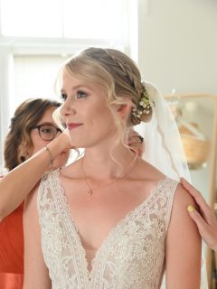 Getting Ready – einer meiner liebsten Momente an jedem Hochzeitstag ✨

Es ist die Zeit, in der alles langsam Gestalt annimmt: das Kleid, das Styling, die Aufregung – und diese wunderschöne Vorfreude in der Luft.

Bei dieser Juli-Braut war es für mich besonders schön, sie schon zum zweiten Mal begleiten zu dürfen. Zwischen vertrauten Gesichtern, liebevollen Momenten und kleinen Lachern entstand eine ganz entspannte, herzliche Stimmung – so, wie ein Hochzeitstag beginnen sollte.

Für mich ist das Getting Ready viel mehr als “nur” Styling – es ist der Beginn einer Erinnerung. 🤍

#gettingreadyvibes #bridalstylist #bridalmoments #brautstyling #bridalhair #bridalmakeup #bridalinspiration #bridetobe2026 #weddingmorning #bridalhairartist #lovemyjob #bridalbeauty #behindthebride #beautybybirte