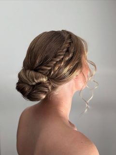 Brautfrisuren sehen auf Bildern oft so mühelos aus – aber in Wahrheit steckt viel Feingefühl dahinter 💫

Jede Haarstruktur reagiert anders: was bei feinem Haar federleicht hält, braucht bei dickem oder lockigem Haar ganz andere Techniken.

Deshalb ist es mir so wichtig, beim Probetermin ehrlich zu beraten und gemeinsam zu schauen, welcher Stil wirklich funktioniert – und euch genauso gefällt.

Diese Frisur war für mich ein schönes Beispiel dafür, wie man auch mit vielen Haaren einen weichen, romantischen Look kreieren kann. ✨

Am Ende zählt nicht Perfektion, sondern dass ihr euch in eurem Styling wiederfindet. 🤍

#bridalstyling #bridalhairartist #bridalinspiration #brautfrisur #beautybybirte #hochzeitsstylistin #bridalbeauty #bridallook #gettingreadymoments #bridalhairideas #bridalstylist #lovemyjob #realbride #brautstylingtipps