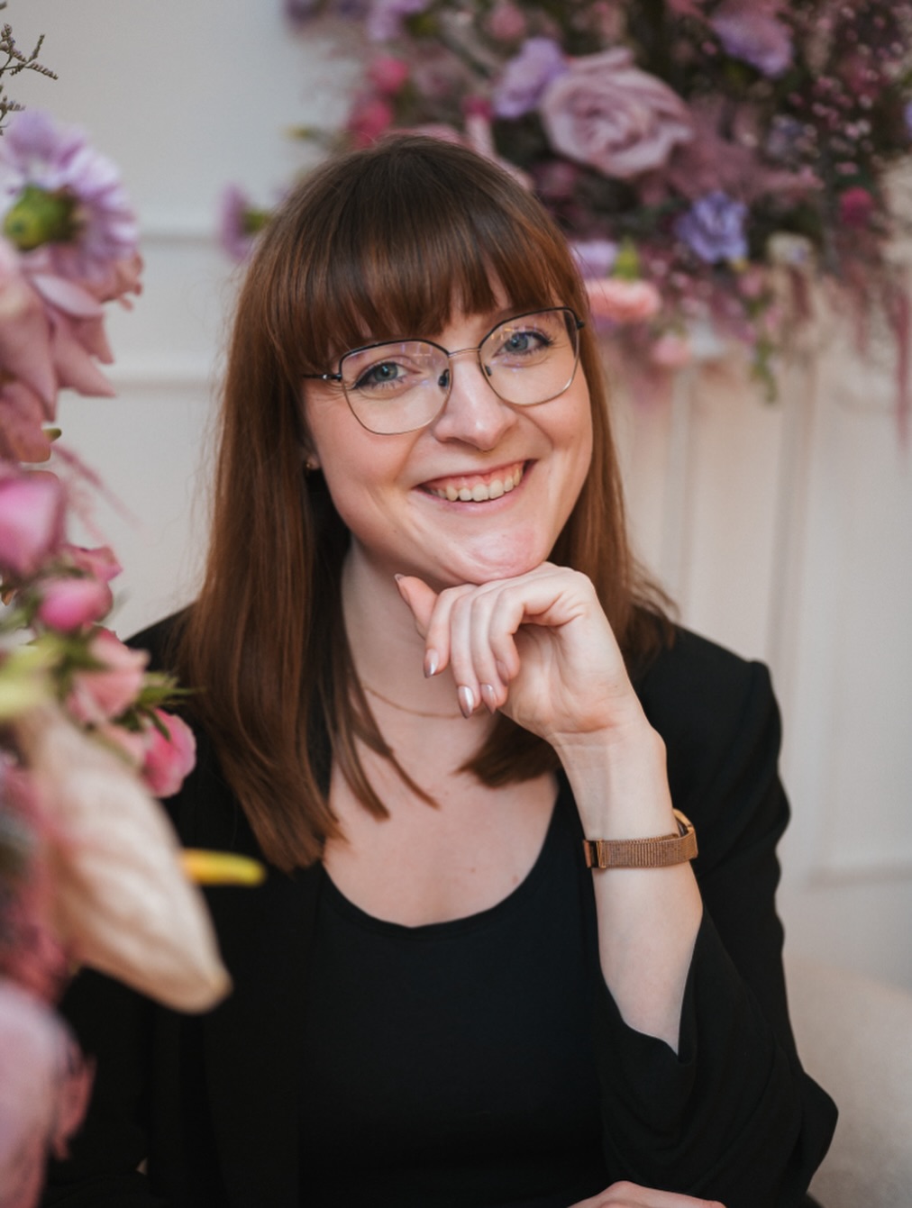 ✨ Ich bin wieder da. ✨
Mit neuen Eindrücken, viel Dankbarkeit – und großer Vorfreude.

Dieses Bild ist im März bei einer Masterclass entstanden und steht für all das, was meine Arbeit ausmacht: Weiterentwicklung, Austausch und die Liebe zum Detail. 2025 war beruflich wie privat ein Jahr voller besonderer Momente, aus denen ich unglaublich viel mitgenommen habe.

Nach einer bewussten Pause starte ich nun langsam wieder hier – mit frischer Energie, neuen Ideen und dem Fokus auf das, was mir am wichtigsten ist: authentische Brautstylings und ehrliche Einblicke in meine Arbeit.

2026 wirft bereits seine Schatten voraus: Die Samstage der Hauptsaison sind schon ausgebucht und ein weiterer Meilenstein wartet – mehr dazu ganz bald ✨

Danke an alle, die mich hier begleiten und meine Arbeit wertschätzen 🤍
Ich freue mich auf alles, was kommt.

#bridalartist
#bridalexpert
#bridalhairandmakeup
#bridalbusiness
#beautyprofessional
#makeupartistlife
#beautybybirte