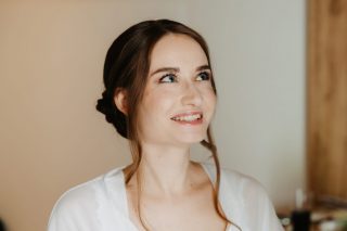 Dieses Lächeln am Ende des Stylings –
es ist jedes Mal das größte Kompliment. ✨

Getting Ready bedeutet für mich nicht nur Haare & Make-up.
Es sind frühe Morgenstunden, volle Konzentration, viele Stunden im Stehen,
ruhige Handgriffe trotz Aufregung im Raum.

Und manchmal sind diese Tage lang und fordernd.
Aber in dem Moment, in dem die Braut mich anlächelt,
weiß ich wieder ganz genau, warum ich diesen Beruf liebe. 🤍

Für diese kleinen, stillen Augenblicke.
Für das Vertrauen.
Für dieses Lächeln.

#bridalgettingready
#brautstyling
#bridalmoment
#hochzeitsvorbereitungen 
#beautybybirte