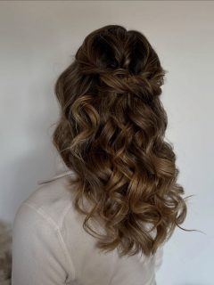 Manchmal braucht es gar keine aufwendige Hochsteckfrisur, um etwas ganz Besonderes zu schaffen ✨
Diese halboffene Frisur zeigt, wie viel möglich ist, wenn Struktur, Bewegung und Leichtigkeit harmonisch zusammenspielen.

Genau dafür teile ich diese Frisuren:
um Bräuten eine Vorstellung zu geben, was zu ihnen passen kann – unabhängig von Trends, sondern abgestimmt auf Haarstruktur, Stil und das Gefühl des Tages.

Ob elegant, natürlich oder romantisch verspielt – eine Brautfrisur darf sich nach dir anfühlen.
Und genau das ist mir in meiner Arbeit am wichtigsten 🤍

Welche Art von Brautfrisur spricht dich mehr an: halboffen oder hochgesteckt?

#brautfrisurinspiration
#bridalhairinspo
#modernbride
#brautstylistin
#beautybybirte