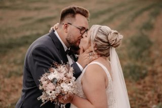 Manchmal schaue ich durch meine Galerie und denke:
Wie kann das bitte schon so lange her sein?

Diese Braut war im September 2024 vor meiner Kamera – und plötzlich ist 2026.
So vieles hat sich seitdem verändert.
Trends sind gekommen und gegangen, Looks wurden moderner, softer, cleaner, verspielter …
und doch gibt es Frisuren, die einfach bleiben.

Der hohe Dutt gehört für mich genau dazu.
Elegant, ruhig, kraftvoll – ein Stil, der nicht laut sein muss, um Wirkung zu haben.
Er passt zu jeder Ära, zu jedem Kleid, zu jeder Persönlichkeit.

Genau das liebe ich an meinem Job:
Zwischen all den neuen Ideen, Pinterest-Trends und saisonalen Must-haves immer wieder Looks zu kreieren,
die auch Jahre später noch genauso schön wirken.

Zeit vergeht.
Momente bleiben.
Und manche Frisuren sind einfach zeitlos ✨

#zeitlosebraut
#bridalhairinspo
#hochzeitsfrisur
#modernbride
#beautybybirte