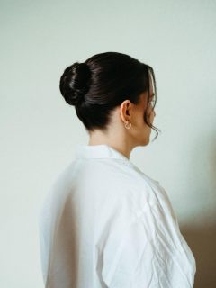 Sleek, clean, elegant – und alles andere als nur ein kurzfristiger Trend ✨
Schon letztes Jahr waren sleeke Brautfrisuren überall zu sehen, und auch dieses Jahr bleiben sie ein absoluter Favorit.

Dieser halb hohe Bun ist für mich die perfekte Mischung aus modernem Minimalismus und klassischer Eleganz.
Keine überladenen Details, kein „zu viel“ – sondern klare Linien, Ruhe im Look und ein Styling, das den Fokus ganz auf die Braut legt.

Genau deshalb lieben so viele Bräute sleeke Frisuren:
Sie wirken edel auf Fotos, sind zeitlos, passen zu cleanen Kleidern genauso wie zu modernen Statement-Roben – und lassen Raum für Persönlichkeit.

Trends kommen und gehen.
Ein guter, klarer Look bleibt 🤍 

#beautybybirte
#sleekbun
#modernbride
#bridalhairinspo
#brautfrisur