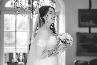 Manchmal sagt ein Blick mehr als jedes Vorher-Nachher ✨
Dieser Moment, kurz bevor es losgeht, wenn aus Aufregung Ruhe wird – und aus Nervosität Vorfreude.

Für mich ist genau das die Magie beim Braut-Make-up.
Nicht „perfekt geschminkt“ sein, sondern sich selbst schön fühlen.
So, dass du dich im Spiegel wiedererkennst, nur mit mehr Glow, mehr Frische und diesem ganz besonderen Bridal Feeling.

Mein Stil ist dabei immer: natürlich, edel, zeitlos.
Foundation wie eine zweite Haut, echte Hautstruktur darf bleiben, Sommersprossen dürfen durchscheinen – und das Make-up hält dich durch einen langen Tag voller Emotionen 🤍

Denn dein Make-up soll dich nicht verändern.
Es soll dich begleiten.

#brautmakeup
#bridalmakeup
#modernbride
#hochzeitsstyling
#beautybybirte