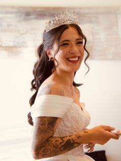 Manchmal beginnt es mit einem Satz wie:
„Ich weiß gar nicht, ob ich überhaupt Make-up möchte … vielleicht nur die Augen.“

Genau so war es bei dieser wundervollen Braut 🤍
Sie war unsicher, ob ein Full Face Make-up zu viel für sie sein könnte. Zu geschminkt. Zu unnatürlich. Nicht sie selbst.

Bei der Probe haben wir uns Schritt für Schritt herangetastet – mit dem Fokus auf ihrer natürlichen Schönheit. Weiche Übergänge, strahlende Haut, definierte Augen, aber alles so, dass nichts „überdeckt“, sondern nur unterstreicht.

Und genau dieses Lächeln am Hochzeitstag zeigt:
Ein Full Face Make-up kann absolut natürlich wirken – wenn es typgerecht, fein abgestimmt und mit Gefühl gearbeitet ist.

Mir ist das Wichtigste, dass meine Braut sich nicht „geschminkt“, sondern wie die schönste Version ihrer selbst fühlt. 🤍

Foto: photographybykatriney 

#bridalmakeup #natürlicheschönheit #brautstyling #weddingmakeupartist #beautybybirte