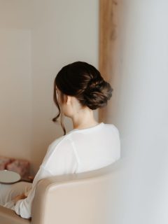 RÜCKBLICK 2025 🤍✨

Diese Braut hatte viele und lange Haare – die perfekte Basis für einen voluminösen, eleganten Dutt.
In den Bildern könnt ihr Schritt für Schritt mitverfolgen, wie aus offenen Längen nach und nach die fertige Brautfrisur entsteht.

Ich liebe genau diesen Prozess:
wenn sich alles Stück für Stück zusammenfügt und am Ende ein Look entsteht, der nicht nur schön aussieht, sondern sich auch stimmig anfühlt.

Solche Einblicke zeigen auch, was mit Haaren alles möglich ist – oft mehr, als man selbst denkt ✨
Und vielleicht ist genau das hier die Inspiration für deine eigene Brautfrisur 🤍

#brautfrisur #hochsteckfrisur #bridalinspiration #weddinghair beautybybirte