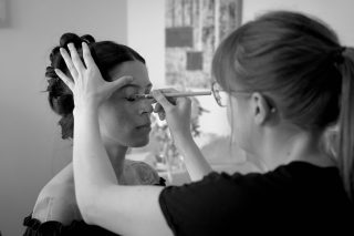 Für viele ist Make-up der letzte Schritt.

Für mich beginnt hier etwas viel Wichtigeres:
Vertrauen.

Denn an ihrem Hochzeitstag sucht keine Braut nach dem perfekten Lippenstift oder der perfekten Frisur. Sie möchte sich sicher fühlen. Schön fühlen. Ganz sie selbst sein.

Genau deshalb liebe ich, was ich tue.

Nicht nur, weil ich Haare und Make-up gestalten darf, sondern weil ich Frauen dabei begleiten darf, sich in einem der bedeutendsten Momente ihres Lebens strahlend und selbstbewusst zu fühlen.

Natürliche Eleganz. Schönheit, die sich nach dir anfühlt.

Das ist die Erfahrung, die ich für jede meiner Bräute schaffen möchte. ✨ 

Foto: katrineysphotography 

#bridalbeauty
#brautstylingnrw
#modernbride
#effortlessbeauty 
#beautybybirte