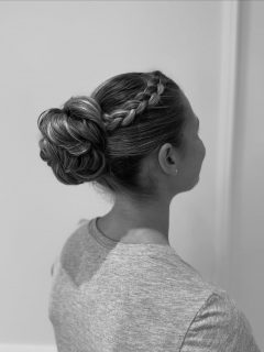 Ein kleines Lebenszeichen von mir. 🤍

Hier war es in den letzten Wochen etwas ruhiger – zumindest im Feed.

Zwischen der Hochzeitssaison, vielen wunderschönen Bräuten und einigen privaten Dingen hat Instagram ehrlich gesagt nicht oberste Priorität gehabt. Und das ist auch okay.

Ich möchte lieber mit Freude und guten Ideen hier sein, als nur zu posten, weil ich das Gefühl habe, es zu müssen.

Trotzdem vermisse ich diesen kreativen Teil meines Business. Hinter den Kulissen entstehen gerade einige neue Ideen und ich freue mich darauf, euch in den nächsten Wochen wieder mehr mitzunehmen. Es wird nicht nur um Brautstylings gehen, sondern auch um Workshops, Beauty-Tipps und einen kleinen Blick hinter die Kulissen.

Danke, dass ihr trotzdem hier seid – auch wenn es manchmal etwas ruhiger wird. Ich freue mich auf alles, was kommt. ✨

Und bis dahin gibt’s heute einfach diese Frisur, weil ich sie immer noch genauso schön finde. 🤍

#beautybybirte #bridalbeauty #hochzeit2026 #hairlover #weddinghairinspo