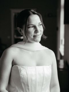 Modern, clean und zeitlos. 🤍

Ein Styling, das nicht lauter sein muss, um elegant zu wirken.

Kurz vor dem First Look entstehen oft die stillsten und gleichzeitig emotionalsten Momente eines Hochzeitstages.
(Frisur von mir, Make-up von einer der Braut selber.) ✨

#bridalhair #modernbride #elegantbride #luxurybride #beautybybirte