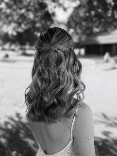 Manche Hochzeiten fühlen sich einfach anders an. 🤍

Diese durfte ich nicht nur als Stylistin begleiten, sondern auch als Freundin miterleben und genau das macht sie für mich so besonders.

Zwischen all den schönen Momenten, den Emotionen und dem gemeinsamen Feiern gab es immer wieder diese stillen Augenblicke, in denen einem bewusst wird, wie wertvoll echte Freundschaften sind.

Ein Tag, den ich ganz sicher nicht vergessen werde. ✨

#bridalmakeup #friendship #weddingmoments #beautybybirte #hochzeit2026