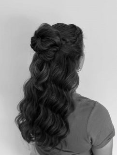 Save dir diese Frisur als Inspiration 🤍
Halboffenes Styling mit weichen Wellen und Flechtdetail – ideal für Hochzeiten, Sommerfeste oder besondere Anlässe.

Zeitlos. Elegant. Unkompliziert.

#hairinspiration
#halboffen
#weddinghairinspo
#brautlook
#beautybybirte