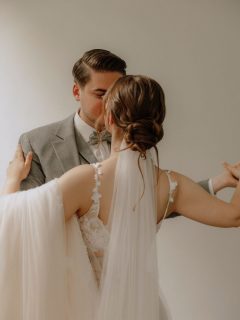 Diese Bilder habe ich von der Braut ganz von selbst nach der Hochzeit zugeschickt bekommen – und genau das ist alles andere als selbstverständlich 🤍

Ich freue mich riesig über jede Aufnahme, die mir anvertraut wird, weil sie echte Momente zeigt und meine Arbeit so widerspiegelt, wie sie an diesem Tag wirklich war. Gleichzeitig ist mir eines ganz wichtig: Ich erwarte das niemals.

Eine Hochzeit ist ein sehr persönlicher, emotionaler Tag – und jede Braut entscheidet selbst, was sie teilen möchte und was nicht. Beides ist vollkommen okay.

Umso dankbarer bin ich für dieses Vertrauen und für die Möglichkeit, solche echten Augenblicke zeigen zu dürfen ✨ 

#echtemomente
#beautybybirte 
#bridalmakeup
#weddingmorning
#hochzeitsvorbereitung
