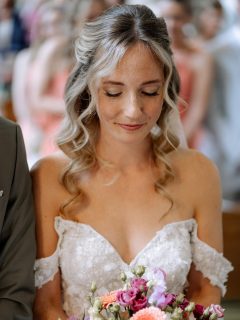 Meine erste Braut aus dem Jahr 2025 🤍
Und direkt zwei Termine – ein größeres Kompliment gibt es für meine Arbeit kaum.

Der Start in die letzte Hochzeitssaison war genauso, wie man ihn sich wünscht:
ruhig, herzlich und voller Vorfreude. Wenn aus einem Styling mehr entsteht als nur eine Frisur – nämlich Vertrauen – dann weiß ich wieder, warum ich diesen Job so liebe.

Danke an all die wundervollen Menschen, die jede Hochzeit einzigartig machen. Dieser Tag war der perfekte Auftakt für eine ganz besondere Saison.

So darf eine Hochzeitssaison beginnen, ich hoffe dieses Jahr geht es genauso weiter ✨

#hochzeitssaison
#weddingmorning
#bridalvibes
#hochzeitsmomente
#weddinghairinspiration
liebezumdetail
beautybybirte