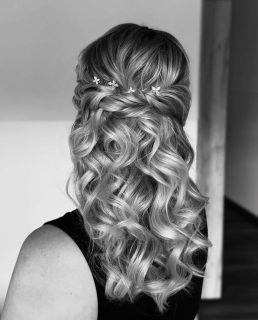 Manchmal braucht es gar nicht viel.
Weiche Wellen, eine natürliche Struktur und kleine Details, die erst auf den zweiten Blick wirken ✨

Genau diese Art von Frisuren liebe ich: zeitlos, feminin und nicht laut – sondern ehrlich.
Frisuren, die die Persönlichkeit unterstreichen und sich nicht in den Vordergrund drängen.

Ob als Braut oder als Gast: Inspiration darf leicht sein.
Ohne Trends hinterherzulaufen, ohne Druck – sondern mit dem Gefühl, sich selbst treu zu bleiben 🤍

#beautybybirte 
#brautfrisurinspiration
#bridalhairinspo
#zeitlosebraut
#romanticbridalhair